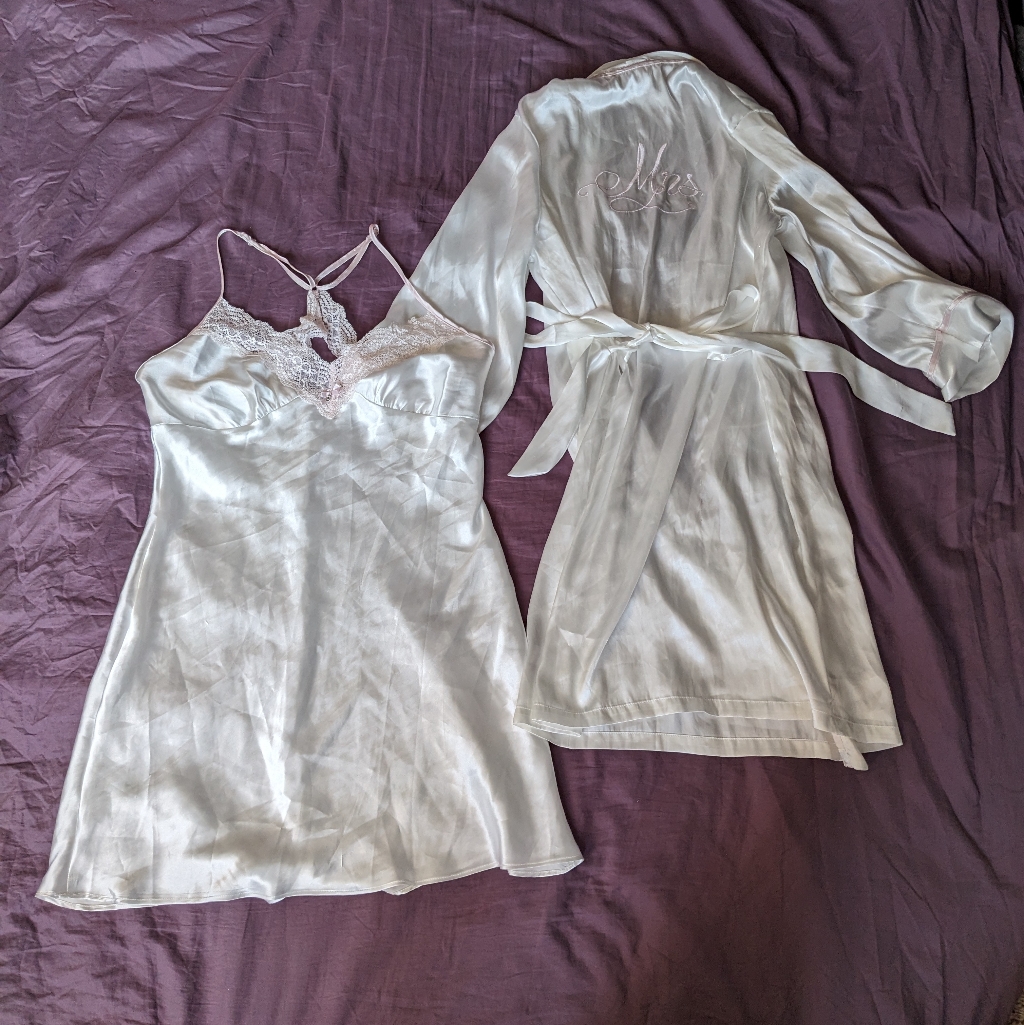 Linea Donatella Ivory 2 Pc Short Chemise & Embroidered Mrs. Robe Set Medium Nwt